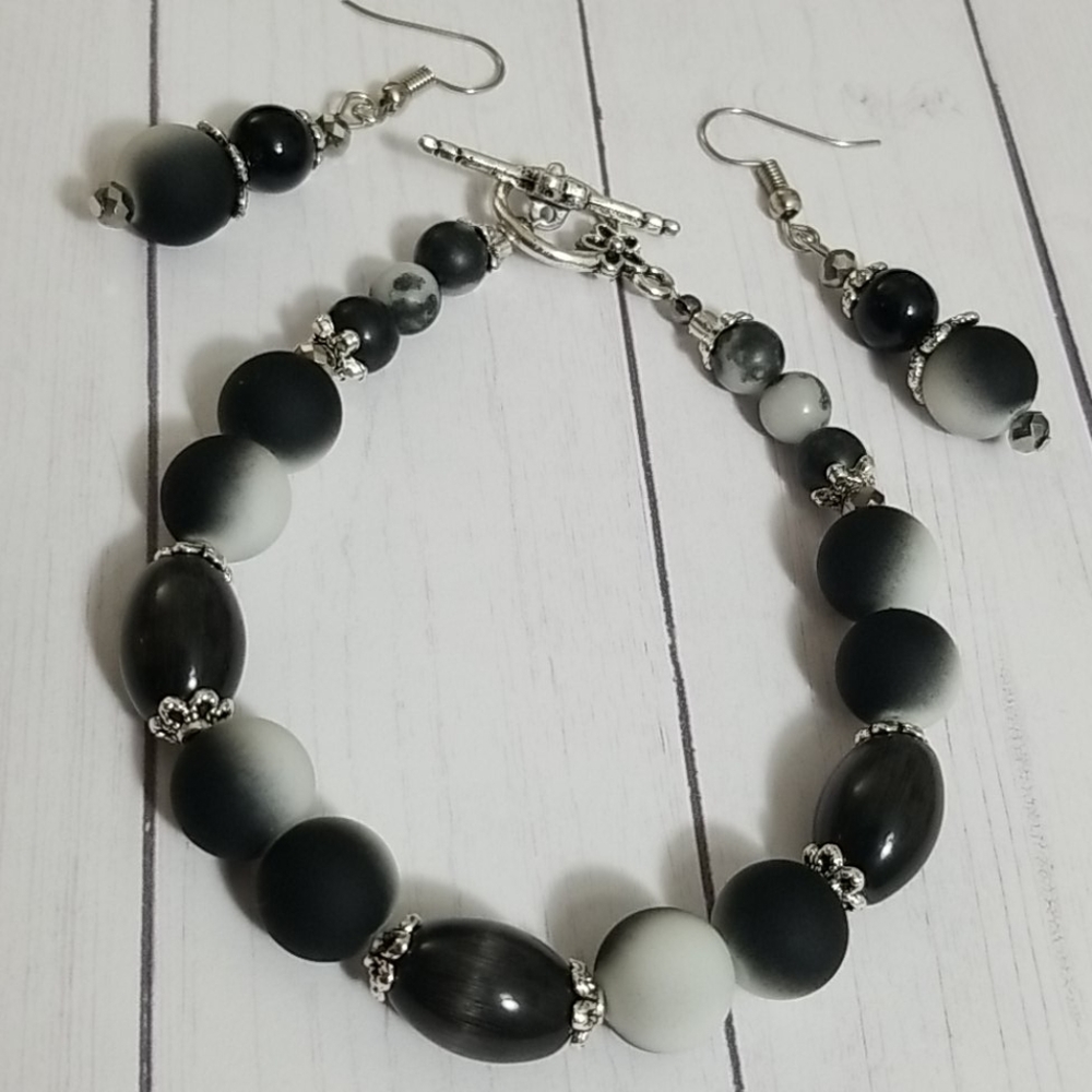 Black, white agate beaded bracelet set